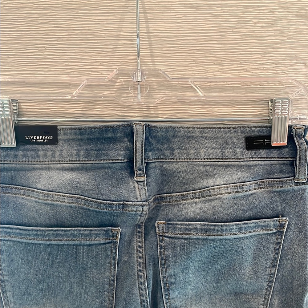 NWT Liverpool Crop Flare Blue Jeans w curved frayed ankle hem. Size 4/27 - Picture 4 of 10